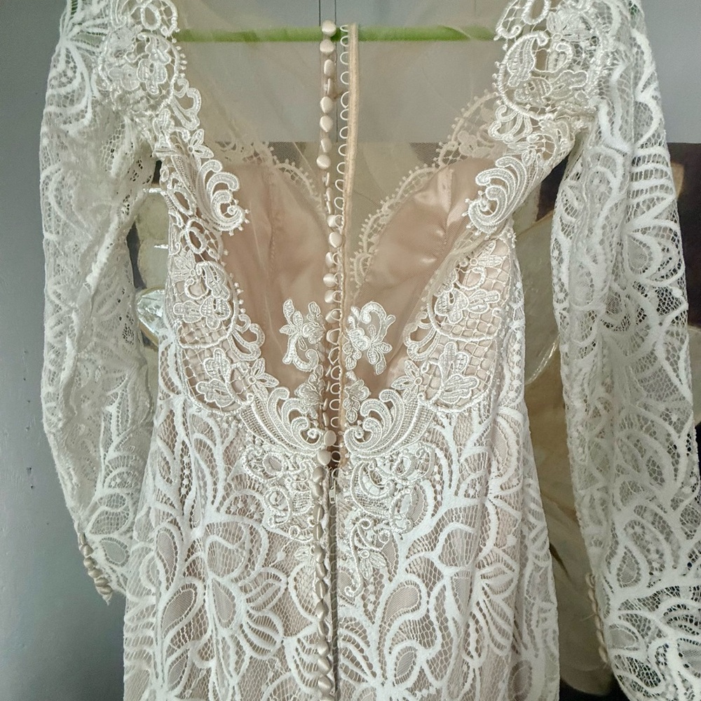 Elegant Lace Wedding Dress in Cream